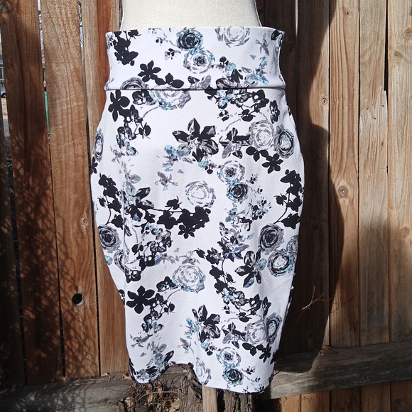 Comfortable Stretchy Pencil Skirt with Floral/Black Rose Graphic Detailing - Picture 5 of 6